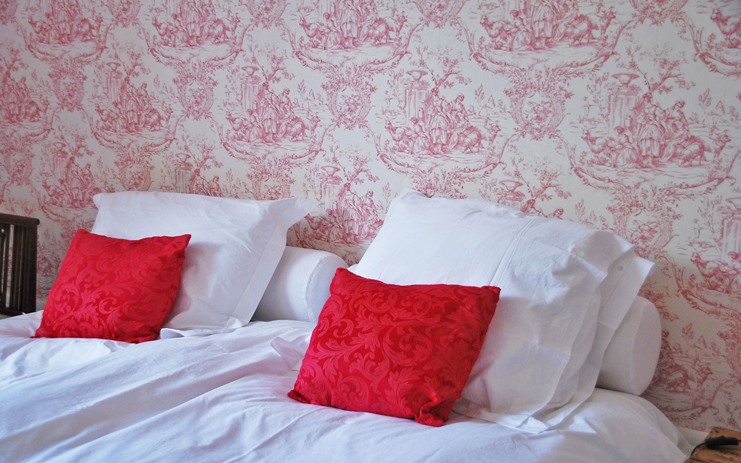 Roze slaapkamer met antiiek behang voor de echte prinsessen.