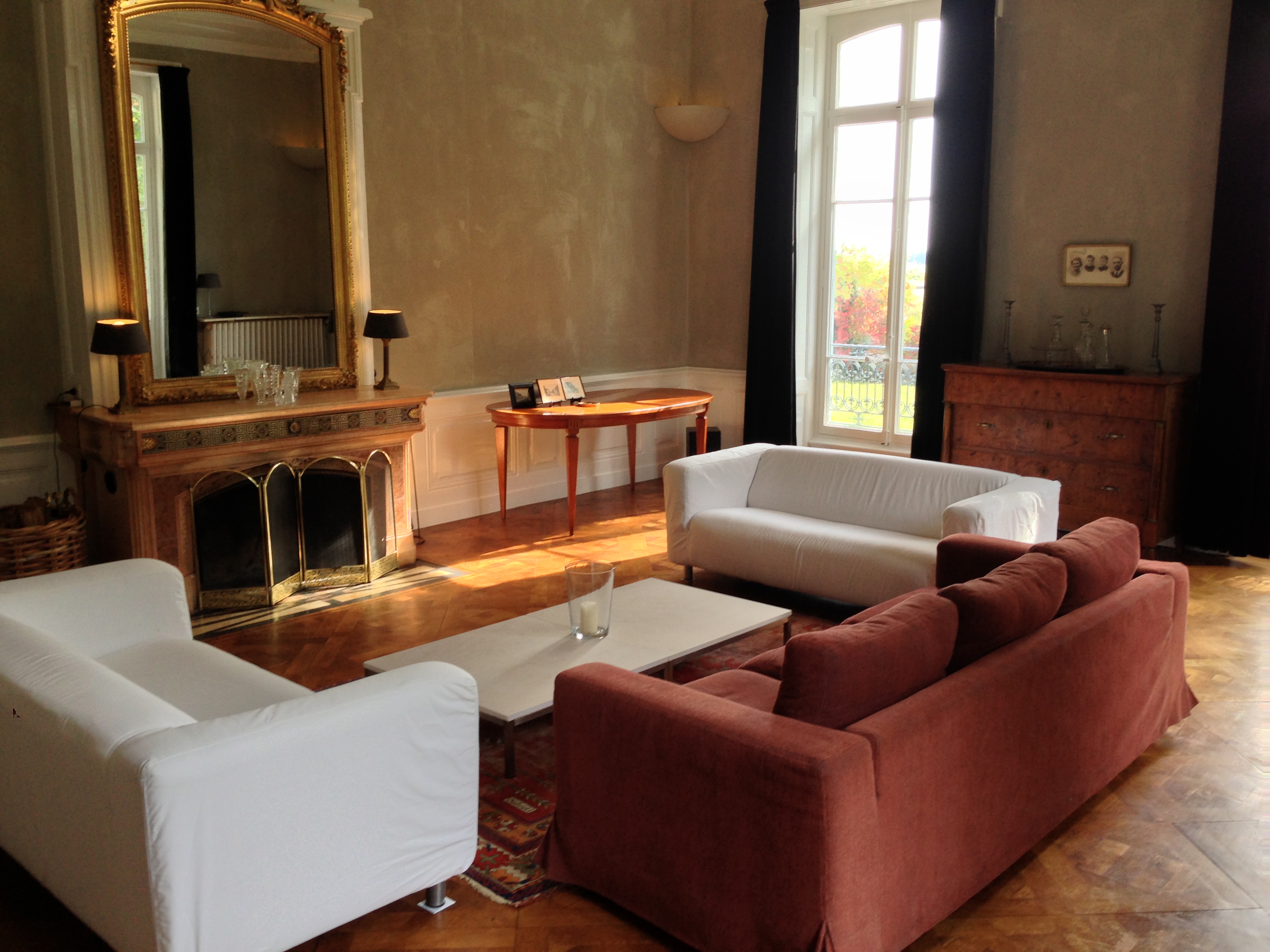 Sittingroom Chateau Les Bardons met oude spiege;