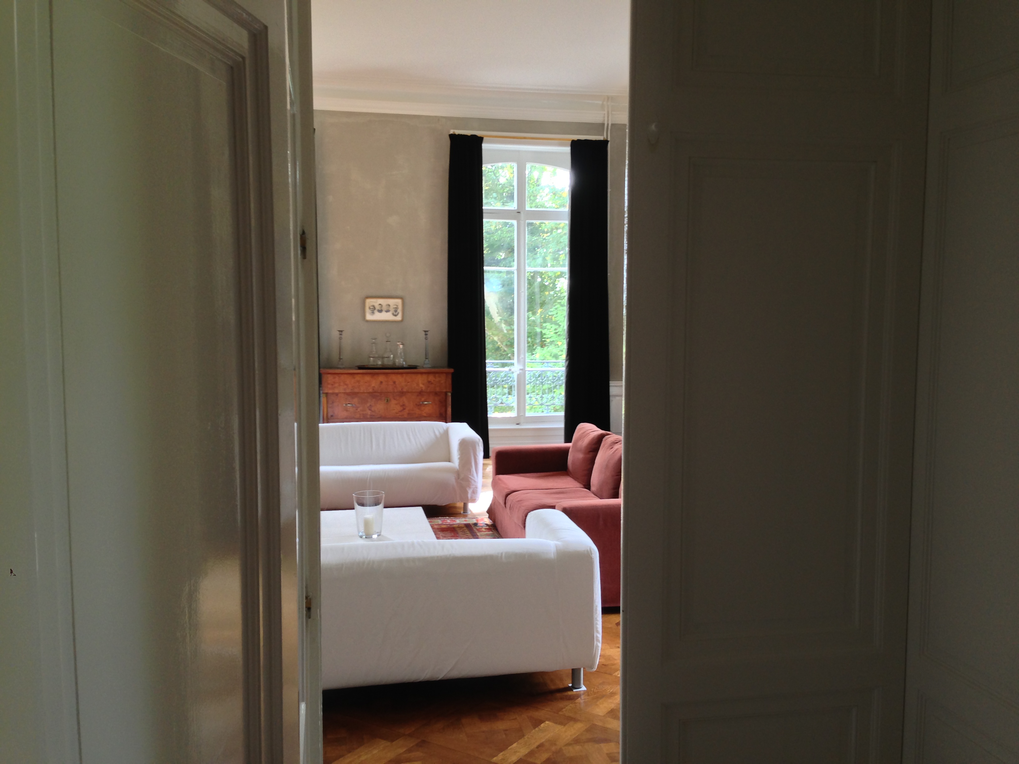 Chateau Les Bardons Sittingroom with mozaiek, satelite and log fire place