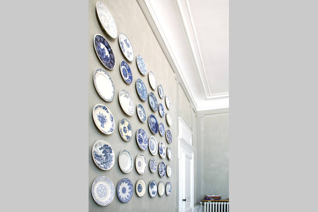 Antique plates that decorate the dinning-room